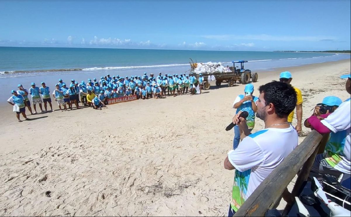 Mutirão de limpeza realizado pela Vila Galé retira 2 mil quilos de lixo da praia do Carro Quebrado